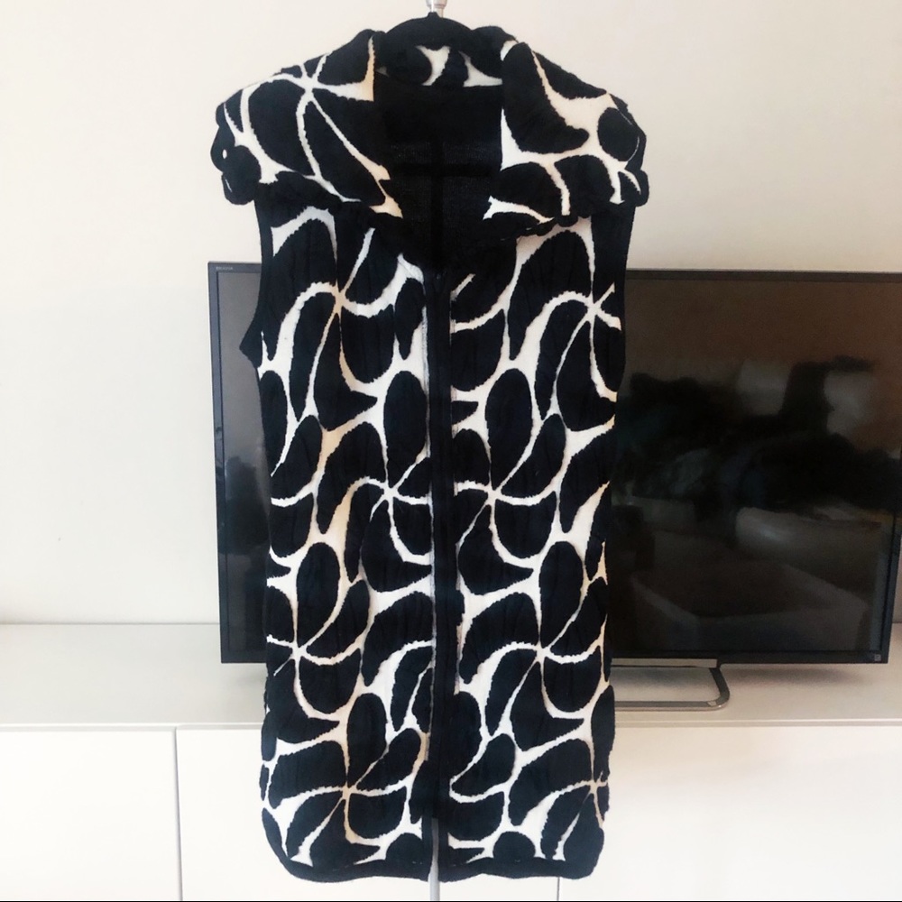Black and White Print Zip Up Sleeveless Jacket Dress